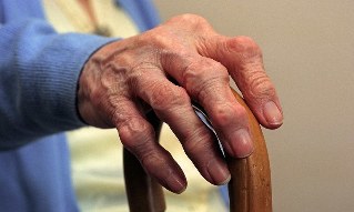 Artritída a artróza prstov u staršieho človeka