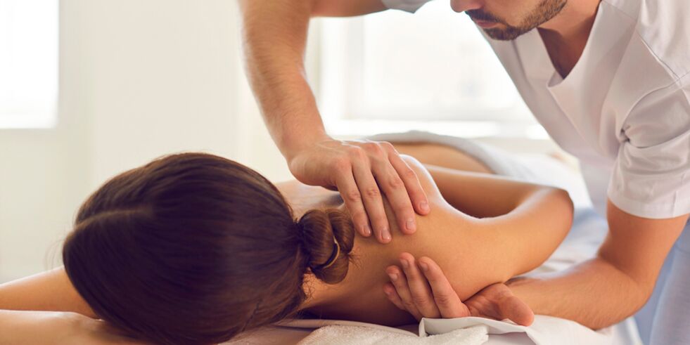 Jednou z účinných metód liečby artrózy ramenného kĺbu je masáž. 