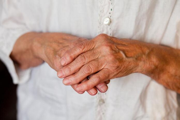 Bolesť kĺbov rúk často trápi starších ľudí