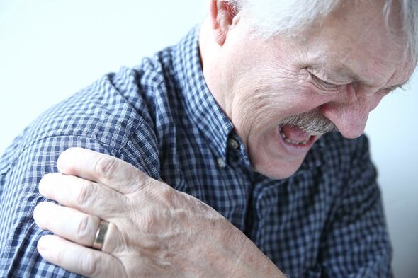 Bolesť ramena u staršieho muža s diagnózou artrózy ramenného kĺbu